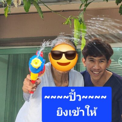 ผู้สูงอายุที่ LTC ลาดพร้าวเล่นสงกรานต์กับทีมพยาบาล LTC