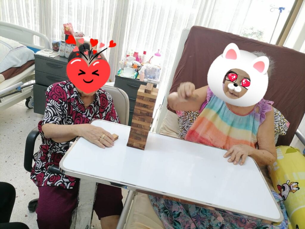 ผู้พักอาศัยเล่นเกมฝึกสมองและกล้ามเนื้อร่วมกัน