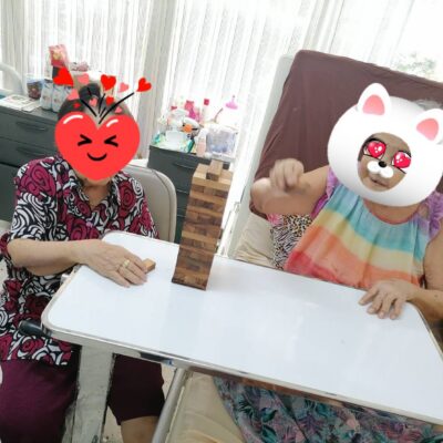 ผู้พักอาศัยเล่นเกมฝึกสมองและกล้ามเนื้อร่วมกัน