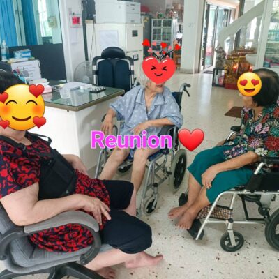 พื้นที่ส่วนกลาง LTC ลาดพร้าว ผู้สูงอายุพบปะพูดคุยกัน